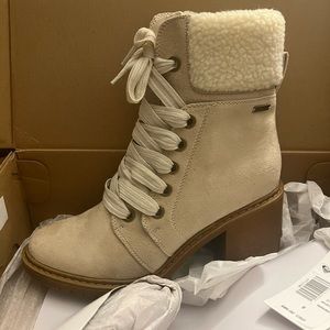 Size 9 Roxy Boots- never worn! NWT